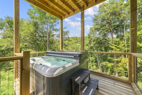 The Outlaw - Saltwater Pool, Hot Tub, Games, Dogs Welcome! in Sevierville, USA