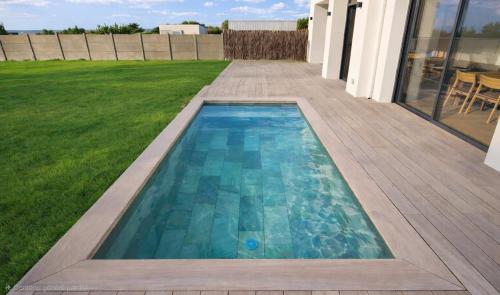 Úszómedence, Villa Cote Sauvage, au calme, piscine et vue mer in Quiberon
