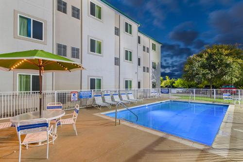 Swimming pool, Motel 6 Weatherford, TX in Weatherford (TX)