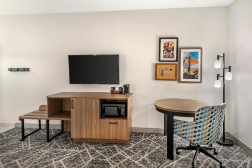 Hampton Inn & Suites Riverside/Corona East - image 37