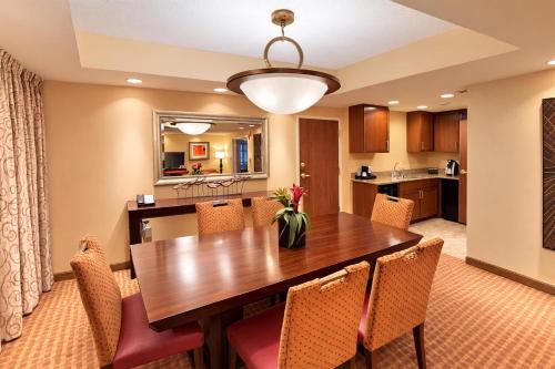 ห้องครัว, Embassy Suites by Hilton Norman Hotel & Conference Center in นอร์แมน (OK)