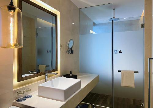 room detail thumbnail 2