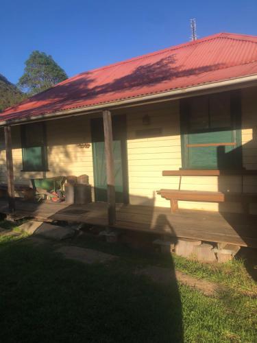 Brown Muir Cottage in Quorrobolong