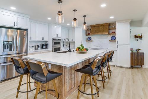 Group Getaway Luxe Riverfront Gem in Los Fresnos! in 洛佛雷斯諾 (TX)