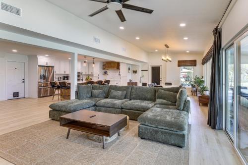 Group Getaway Luxe Riverfront Gem in Los Fresnos! in 洛佛雷斯諾 (TX)
