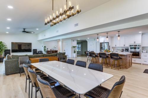 Group Getaway Luxe Riverfront Gem in Los Fresnos! in 洛佛雷斯諾 (TX)