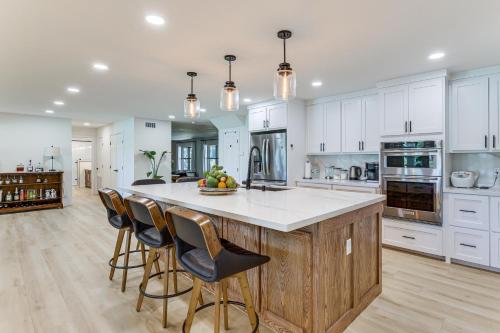 Group Getaway Luxe Riverfront Gem in Los Fresnos! in 洛佛雷斯諾 (TX)