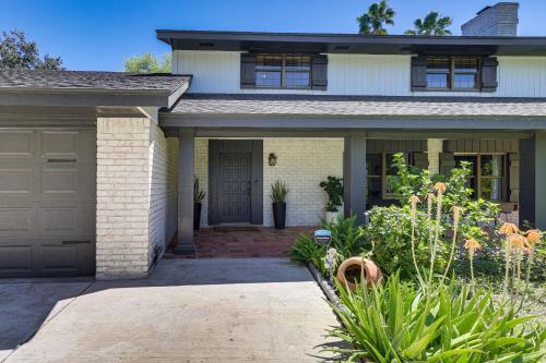 Group Getaway Luxe Riverfront Gem in Los Fresnos! in 洛佛雷斯諾 (TX)