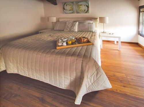 1 queen bed, 1 sofa bed