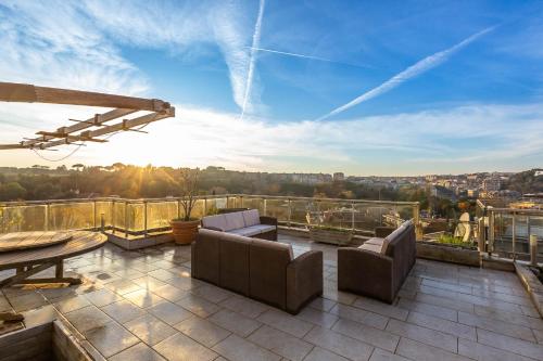 Spacious Penthouse with St Peter View