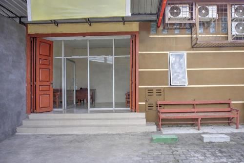 Entrance, Hotel O Hotel Palapa in Medan Tuntungan