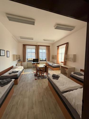 5 twin beds