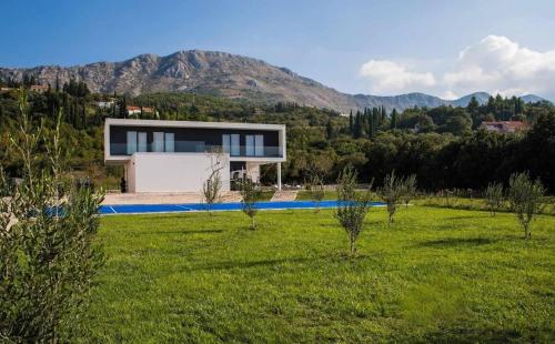 Létesítmények, Villa Mlini Quiet Land with pool and badminton court in Petraca