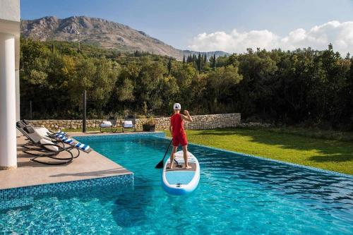 Létesítmények, Villa Mlini Quiet Land with pool and badminton court in Petraca