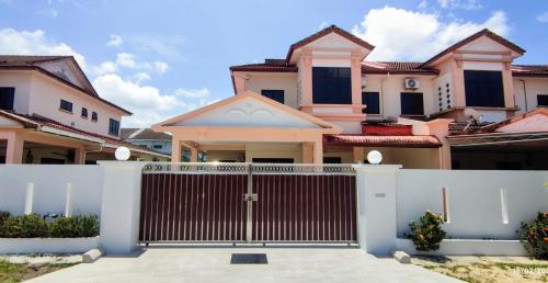 Bliss Homestay Miri - 3 Bedroom Double Storey Corner House with Netflix, Wi-Fi & hot water – khách sạn tại Permyjaya