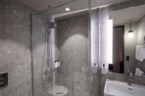 room detail thumbnail 2