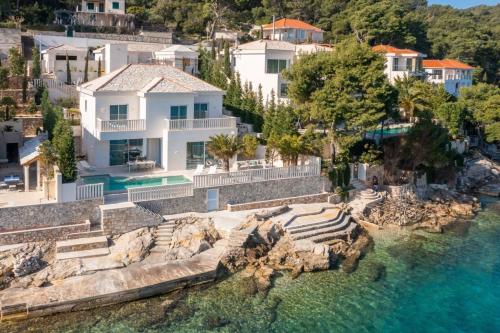 Luxury Seafront Villa White Sparkle Brač with heated pool – khách sạn tại Selca