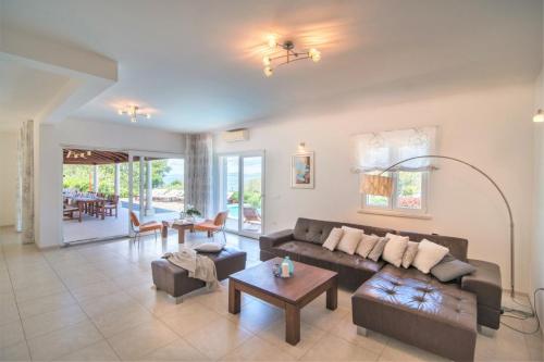 Luxury Seafront Villa Mediterranean on Brač with pool - image 3