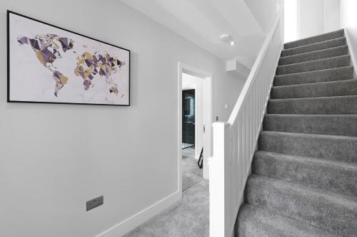 4BDR 3.5 BA Family Home with Garden in Isleworth - image 11