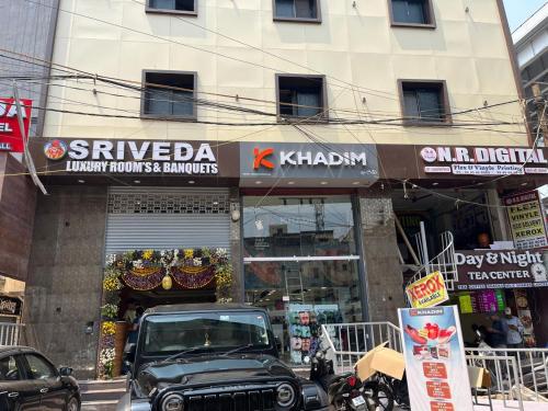 Sriveda Premium Hotel in 英迪拉公園