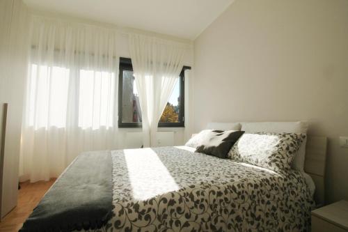 Eur Bright Spacious Terraced Apartment with private parking only for Small Cars