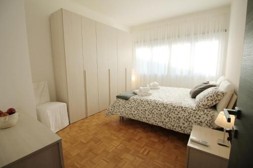 Eur Bright Spacious Terraced Apartment with private parking only for Small Cars