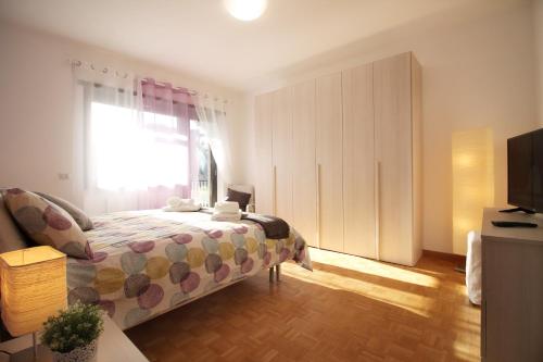 Eur Bright Spacious Terraced Apartment with private parking only for Small Cars