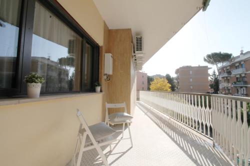 Eur Bright Spacious Terraced Apartment with private parking only for Small Cars