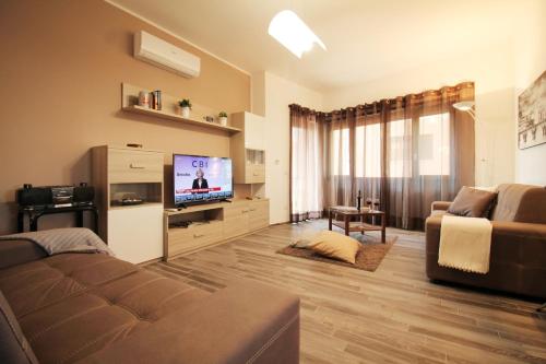 Eur Bright Spacious Terraced Apartment with private parking only for Small Cars