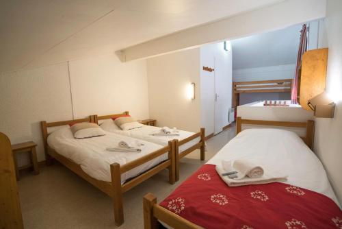 5 twin beds, 1 bunk bed
