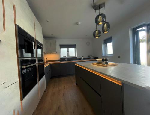 5 Bed house sleeps10 free parking pets city centre - image 13