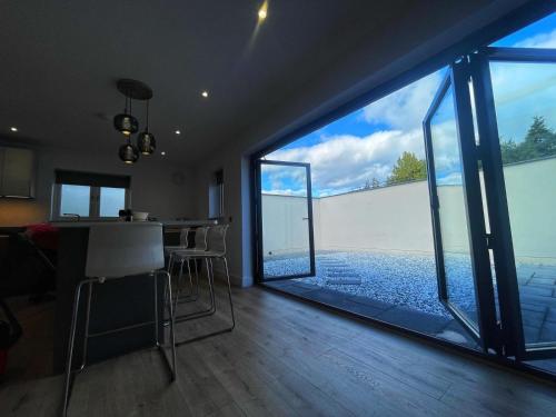 5 Bed house sleeps10 free parking pets city centre - image 5