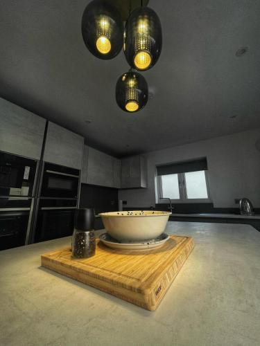 5 Bed house sleeps10 free parking pets city centre - image 2