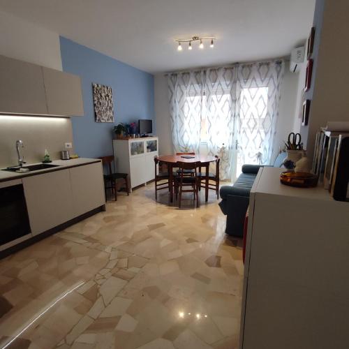 BILOCALE IN VIA PRINCIPALE vicino PIAZZA NEMBER