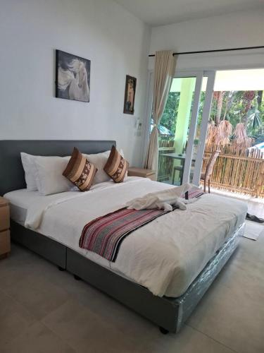 Jungle Breeze Bungalow Balcony 6 • Fast WiFi • Quiet Retreat in Dan Mai