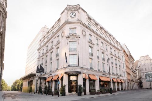 The Trafalgar St James London Curio Collection by Hilton, Лондон