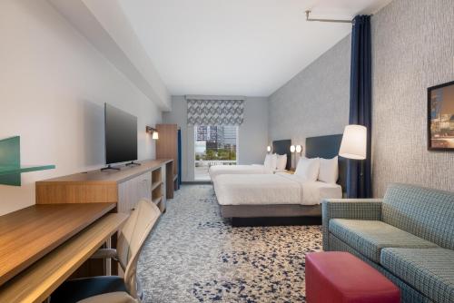 2 queen beds, 1 sofa bed