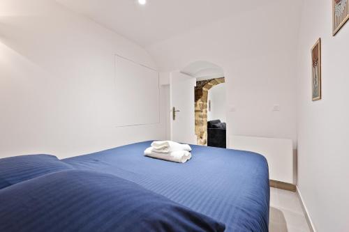 Champs Elysée Arc de Triomphe 2 Bedroom Apartment NetFlix - image 12