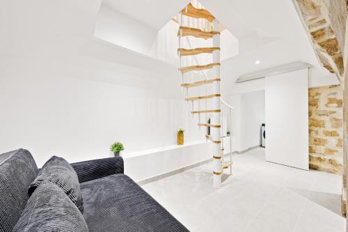 Champs Elysée Arc de Triomphe 2 Bedroom Apartment NetFlix - image 14