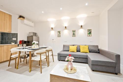 Champs Elysée Arc de Triomphe 2 Bedroom Apartment NetFlix