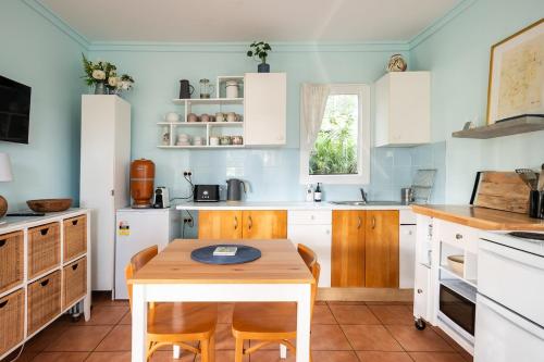 Bundeena Beach Shack with view in Bundeena