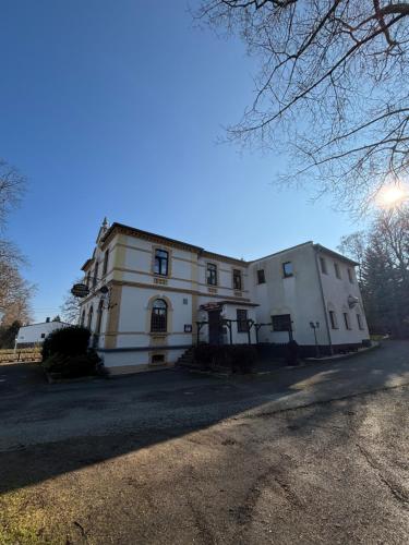 Pension Waldsachsen - Gäste und Monteurzimmer mit Parkplatz (Pension Waldsachsen - Gaste und Monteurzimmer mit Parkplatz) in เมราเนอ