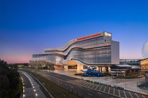 Exterior view, Hilton Garden Inn Huangshi Dinosaur Wonderland near Ancient Copper Mine Site