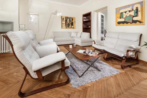 City Center 3BR Apartment