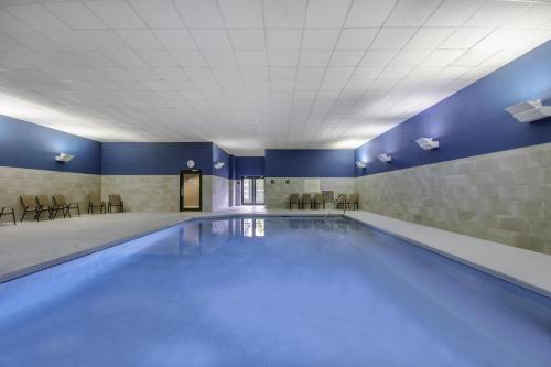 Hampton Inn East Aurora - image 28
