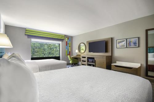 Hampton Inn East Aurora - image 27