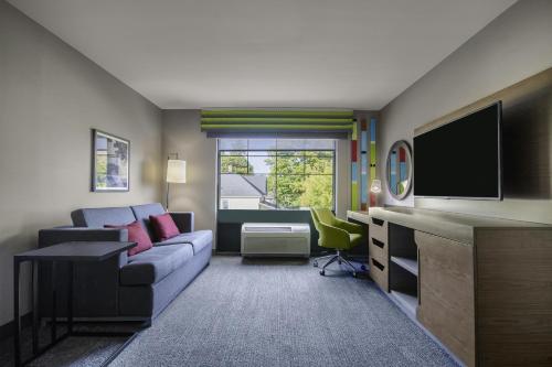 Hampton Inn East Aurora - image 21