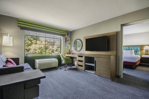 Hampton Inn East Aurora - image 35