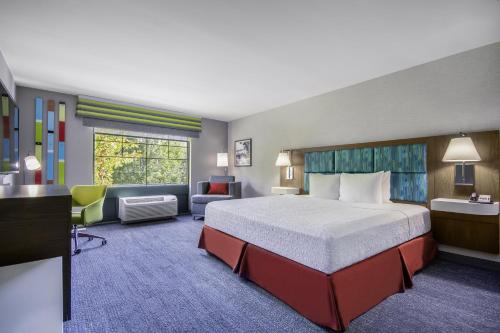 Hampton Inn East Aurora - image 29