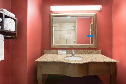 Hampton Inn Siloam Springs - image 16